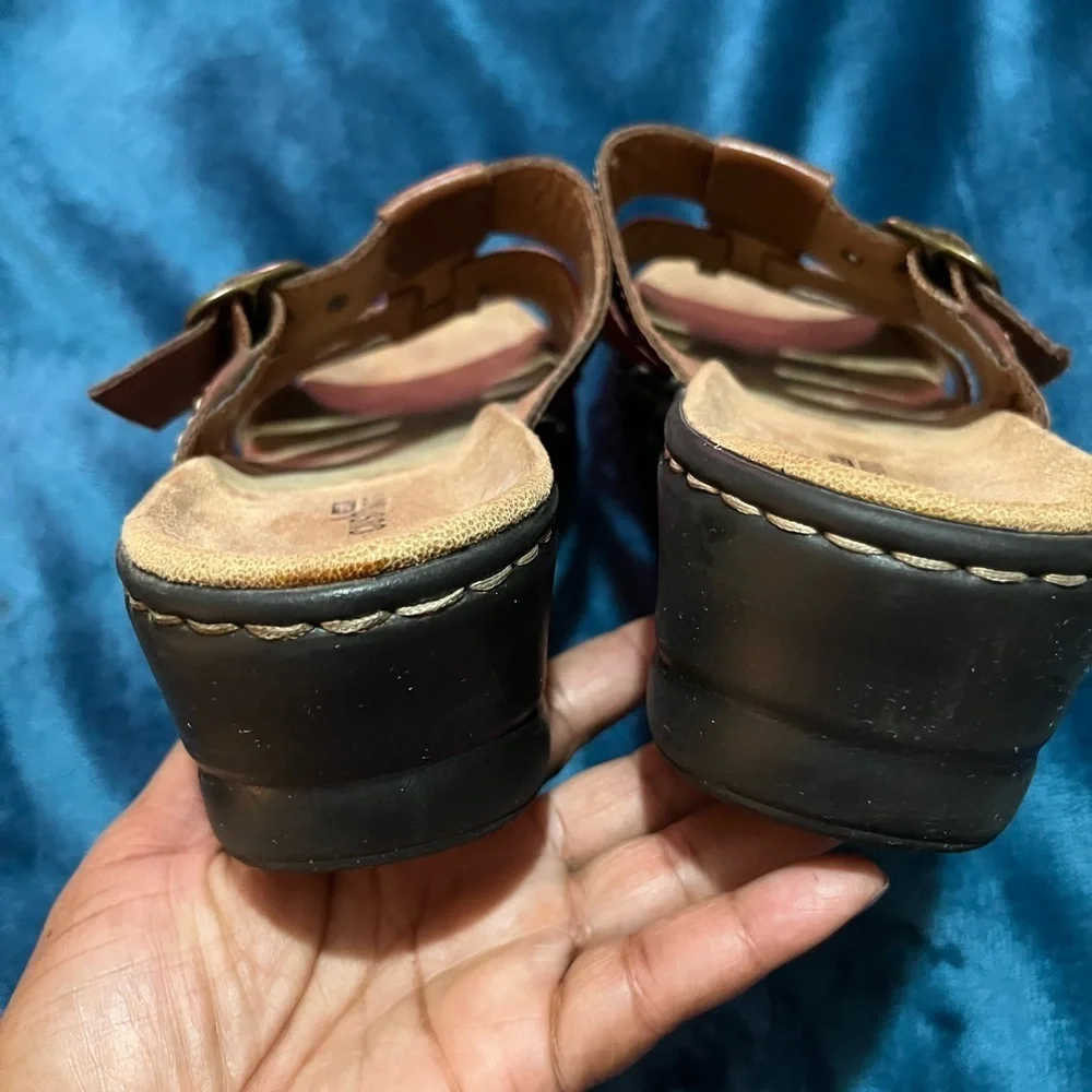 Clarks soft cushion sandals, size 9.5, colors light brown dark brown red. Nice
